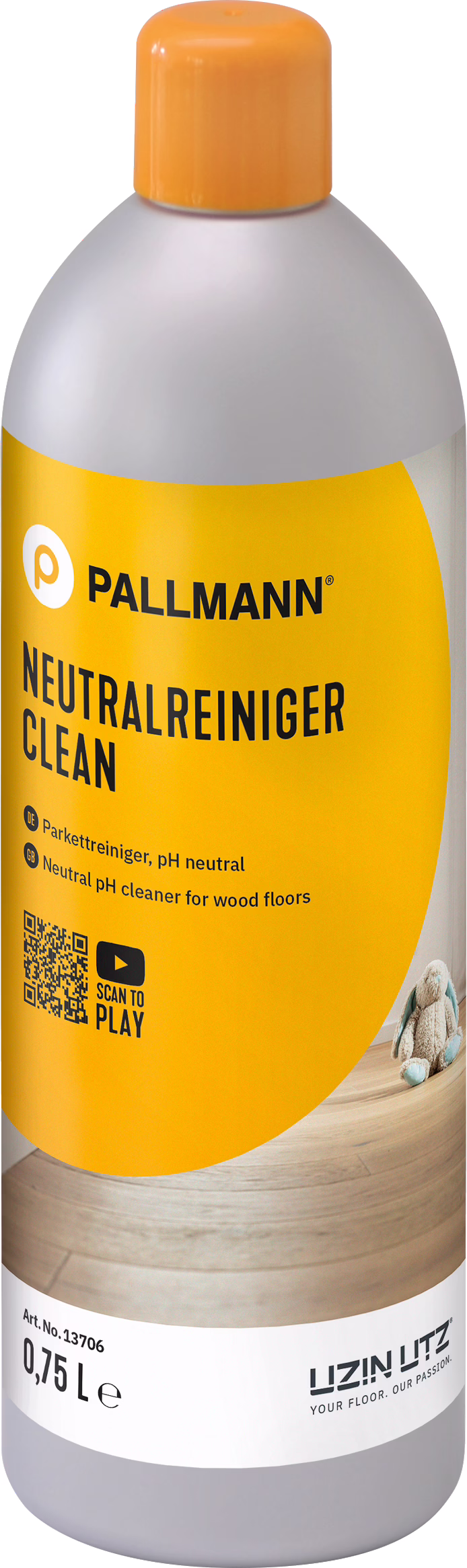Vysoká šedá plastová láhev s oranžovým uzávěrem a jasně oranžovou etiketou s nápisem 'PALLMANN NEUTRALREINIGER CLEAN'. pH neutrální čistič na dřevěné podlahy; na etiketě je 0,75 l, QR kód a značka UZIN UTZ. V dolní části etikety je vyobrazen dřevěný povrch s malou plyšovou hračkou.