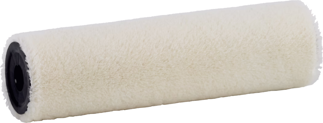 Detailní záběr krémového návleku na váleček s měkkým, chlupatým vlasem a černými plastovými koncovkami na bílém pozadí.