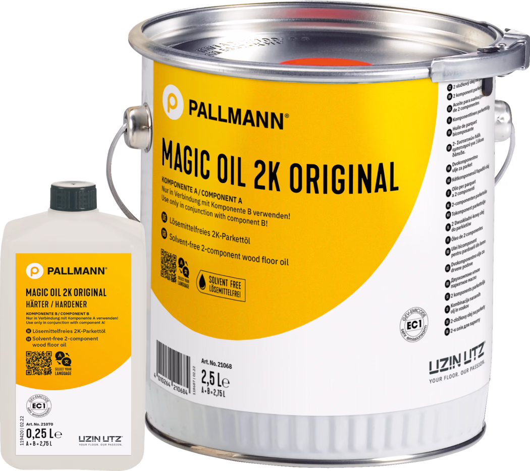 Detailní záběr kovové nádoby s žlutou etiketou PALLMANN Magic Oil 2K Original pro dřevěné podlahy (2,5 l) s malou bílou lahvičkou tužidla (0,25 l) vedle; etiketa zobrazuje logo značky, název produktu, pokyny k použití a ikonu 'bez rozpouštědel'; viditelná kovová rukojeť a uzavřené víko; produktová fotografie na bílém pozadí.